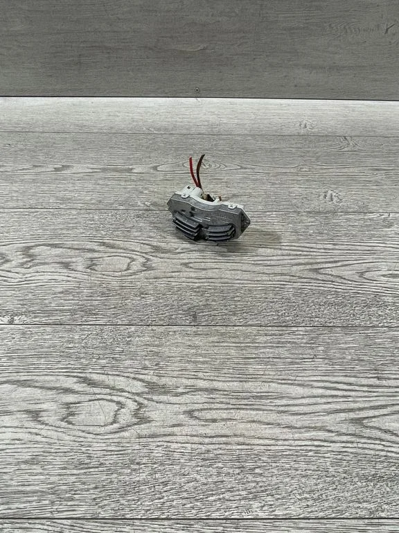 Krāsniņas ventilatora rezistors (reostats) T1000664T