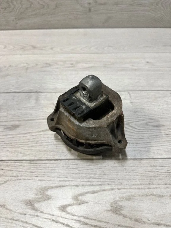 Dzinēja spilvens 6860471 – BMW 5. sērija G30 G31 G38 (2016-)