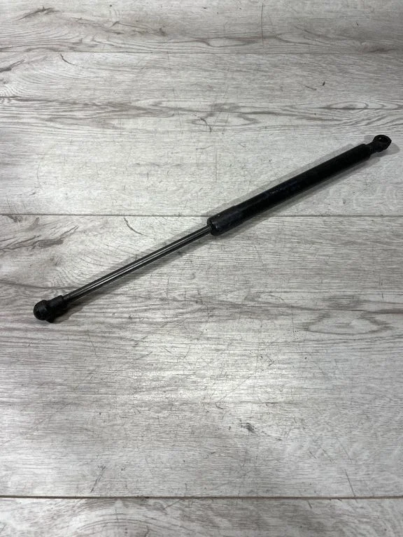 Mootorikapoti amortisaator – BMW 1-seeria E81 E87 (2004-2011)