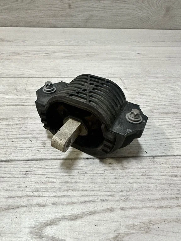 Gearbox mount 6780269