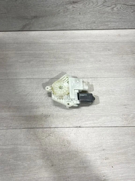 Priekšējā loga pacēlāja motoriņš 7455082