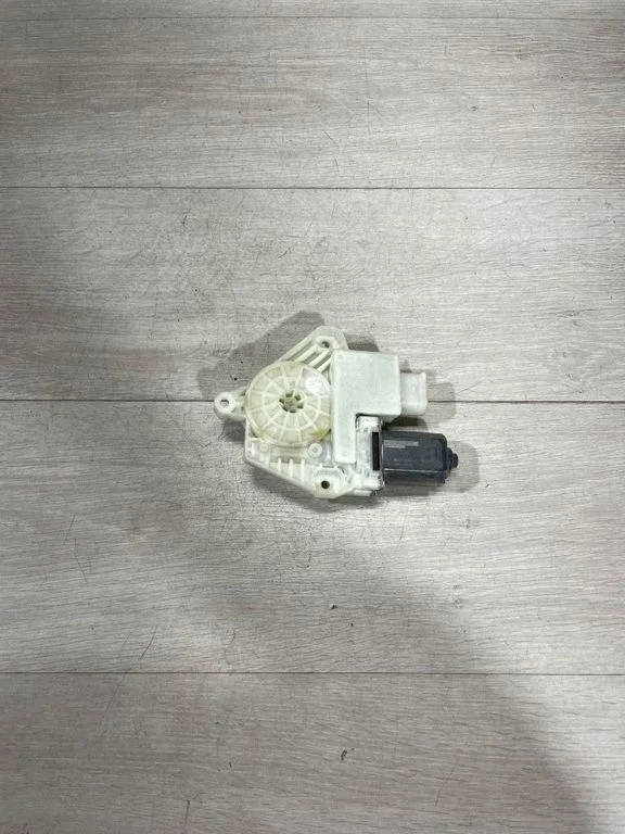 Priekšējā loga pacēlāja motoriņš 7455032