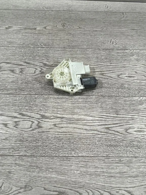 Front door window regulator motor – BMW 5 Series G30 G31 G38 (2016-)