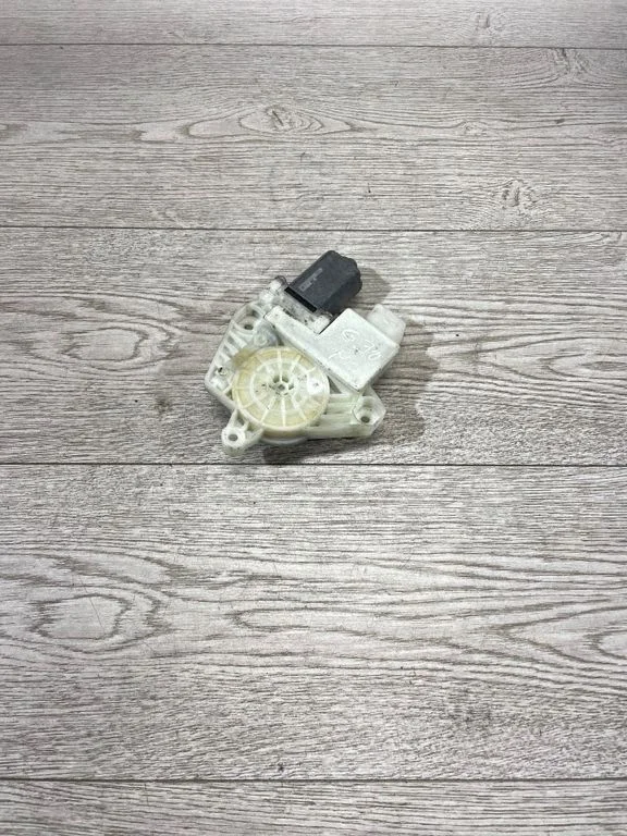Front door window regulator motor – BMW 5 Series G30 G31 G38 (2016-)