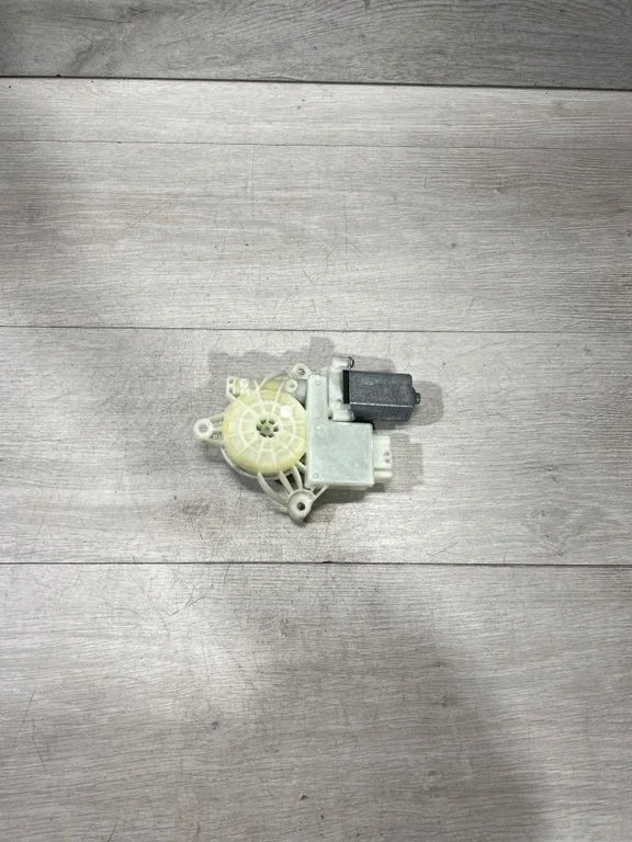 Rear door window regulator motor 8495867