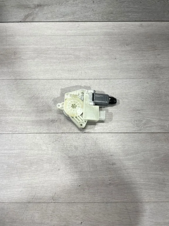 Aizmugurējā loga pacēlāja motoriņš 7455084
