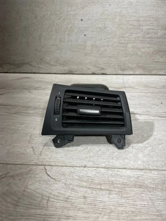 Kratka nawiewu szyby 921744407