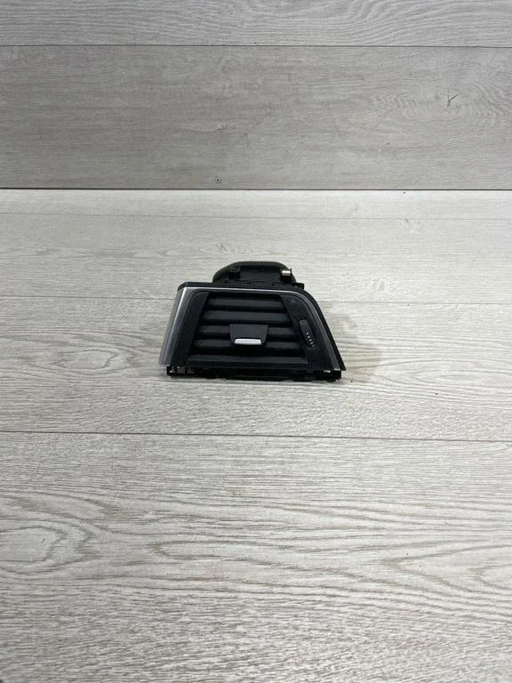 Armatuurlaua külje õhutusresti kate – BMW 3-seeria F30 F35 F31 (2012-2018)