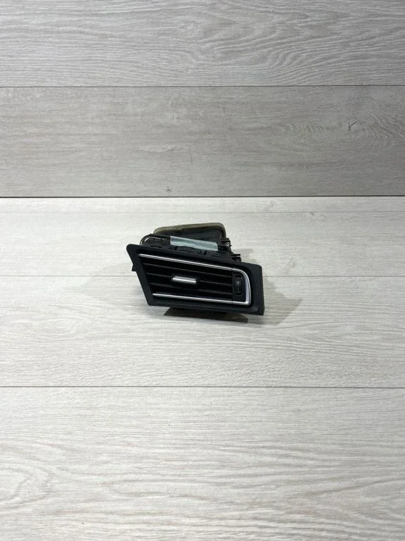 Boczne kratki nawiewu F5911586210
