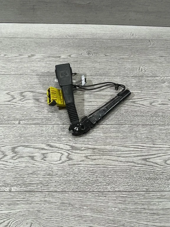 Front seatbelt buckle 7213564 – BMW 3 Series E90 E91 (2005-2012)