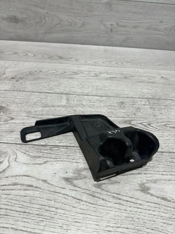 Kampinės bamperio dalies laikiklis