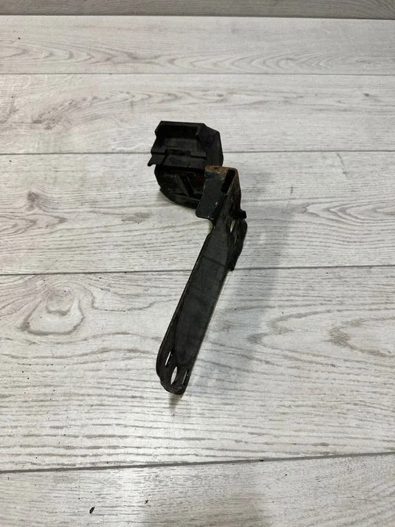 Radiatoru paneļa kronšteins – BMW 3. sērija E92 E93 (2005-2014)