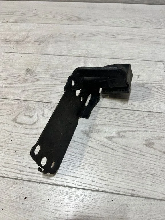 Radiatoru paneļa kronšteins – BMW 3. sērija E90 E91 (2005-2012)