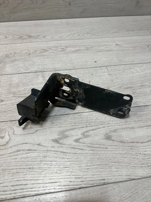 Radiator support slam panel bracket – BMW 3 Series E90 E91 (2005-2012)