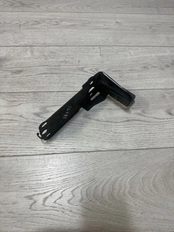 Radiatoru paneļa kronšteins – BMW 3. sērija E90 E91 (2005-2012)
