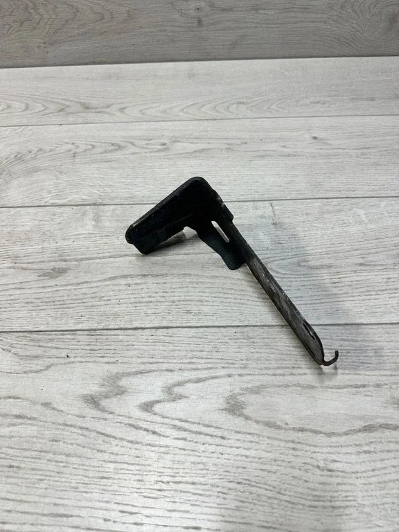 Radiatoru paneļa kronšteins – BMW 3. sērija E90 E91 (2005-2012)