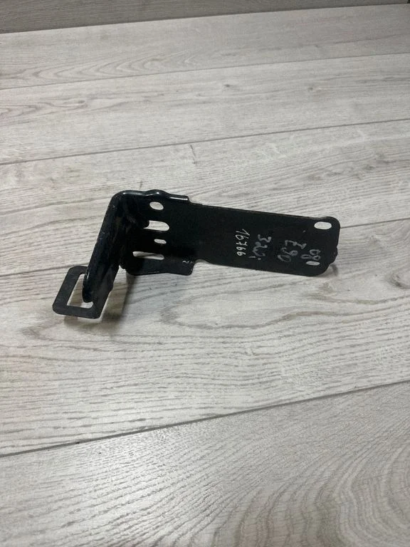Radiatoru paneļa kronšteins – BMW 3. sērija E90 E91 (2005-2012)