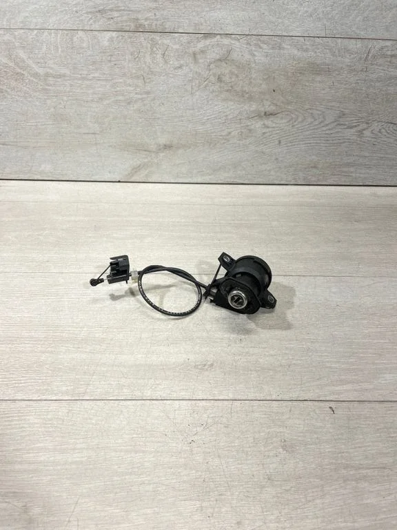 Tailgate exterior lock 7167321