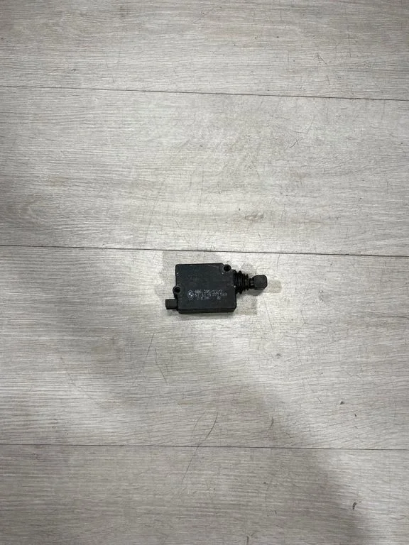 Aizmugurējā vāka slēdzenes motoriņš 8377569