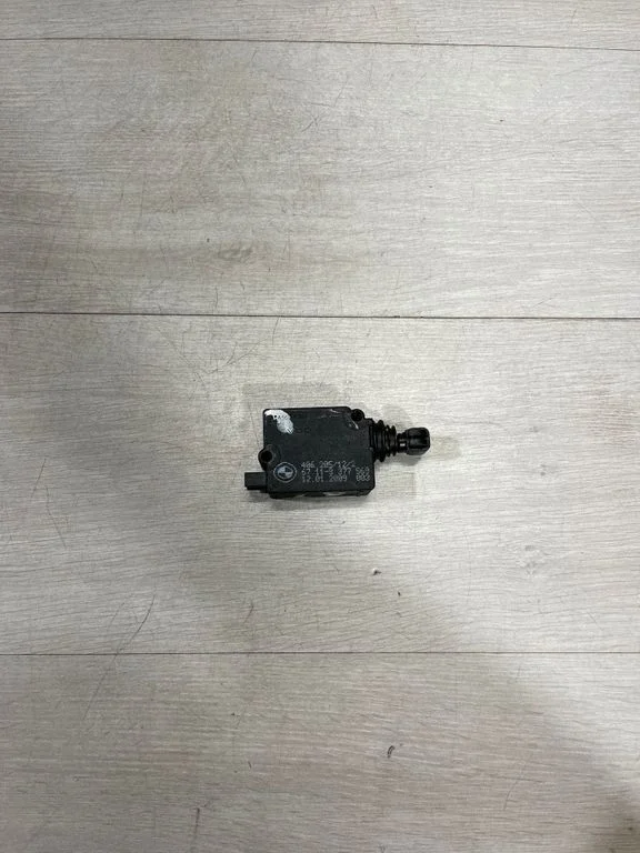 Tagaluugi luku mootor 8377569