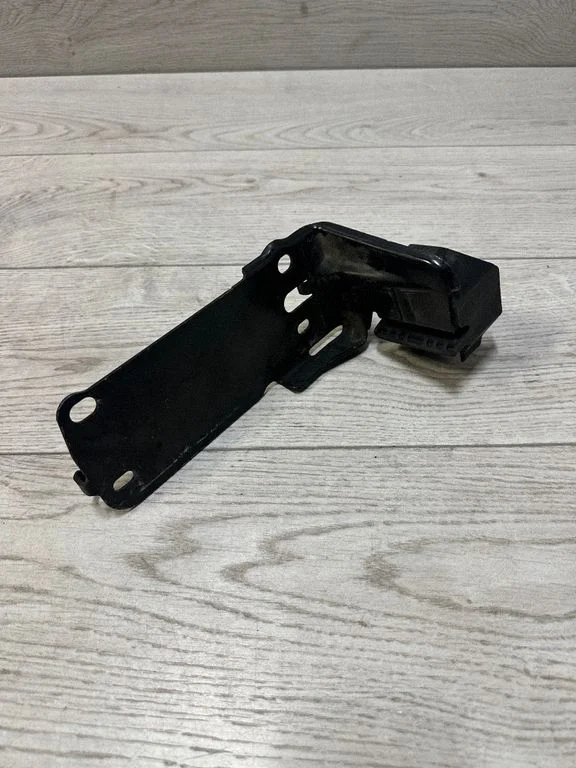 Radiaatori kinnitusklamber – BMW 3-seeria E90 E91 (2005-2012)