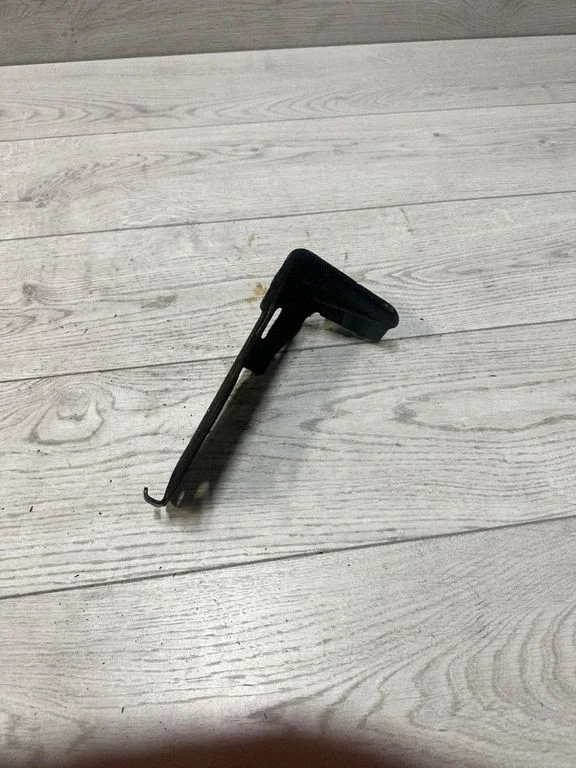 Radiaatori kinnitusklamber – BMW 3-seeria E90 E91 (2005-2012)