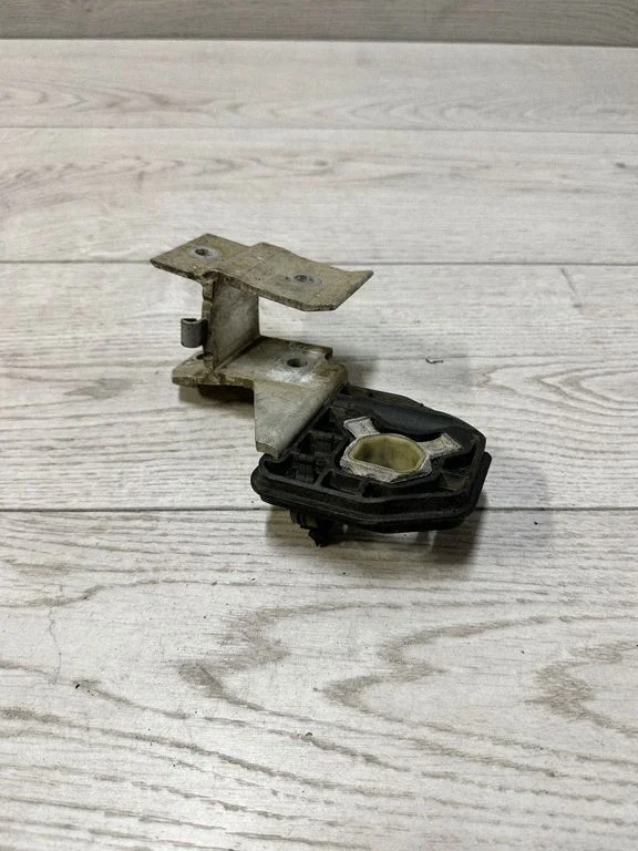 Radiaatori kinnitusklamber – BMW 1-seeria F20 F21 (2011-2019)
