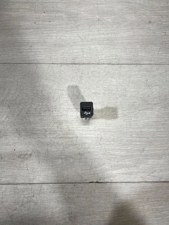 USB socket connector – BMW 3 Series E90 E91 (2005-2012)