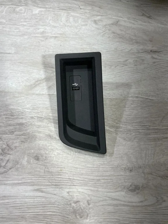USB ligzda – BMW 3. sērija F30 F35 F31 (2012-2018)