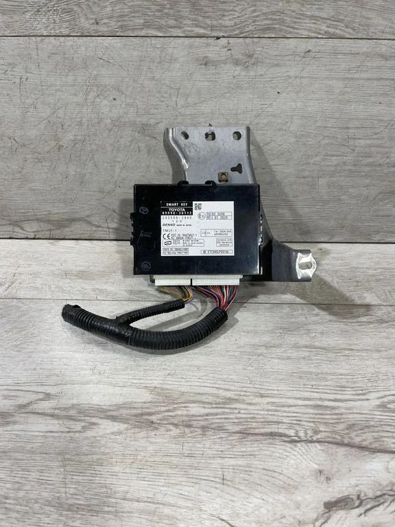 Keyless (KESSY) go control unit/module 8999030112 – Lexus GS 300 350 430 450H (2005-2012)