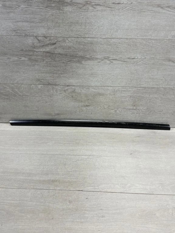 Front door glass trim molding 108068401i – Tesla Model 3 (2017-)