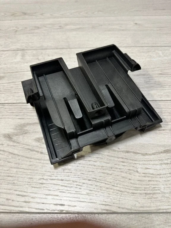 Mootori juhtploki hoidik – BMW 5-seeria F10 F11 (2009-2016)