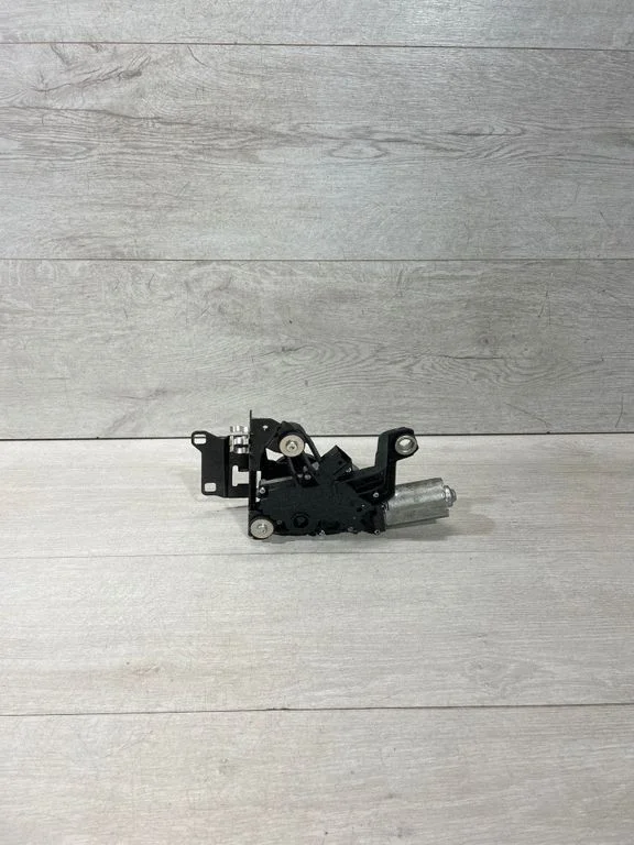 Rear window wiper motor – BMW 5 Series E60 E61 (2004-2010)
