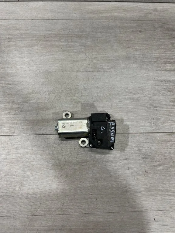 Aizmugurējā stikla tīrītāja motoriņš 8361640