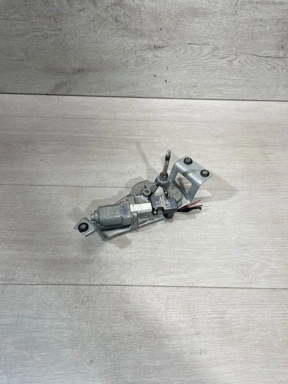Aizmugurējā stikla tīrītāja motoriņš – BMW 1. sērija F20 F21 (2011-2019)