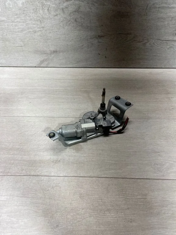 Aizmugurējā stikla tīrītāja motoriņš – BMW 1. sērija F20 F21 (2011-2019)