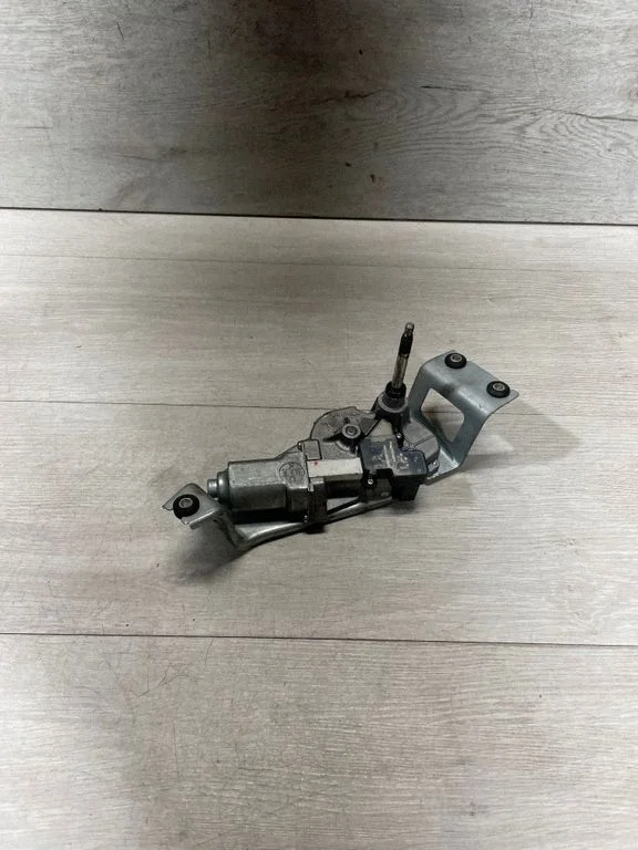 Aizmugurējā stikla tīrītāja motoriņš – BMW 1. sērija F20 F21 (2011-2019)