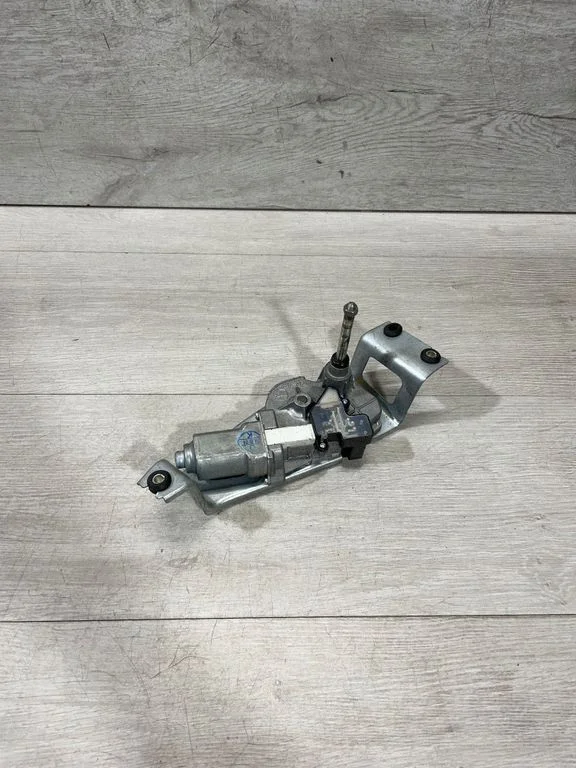 Aizmugurējā stikla tīrītāja motoriņš – BMW 1. sērija F20 F21 (2011-2019)