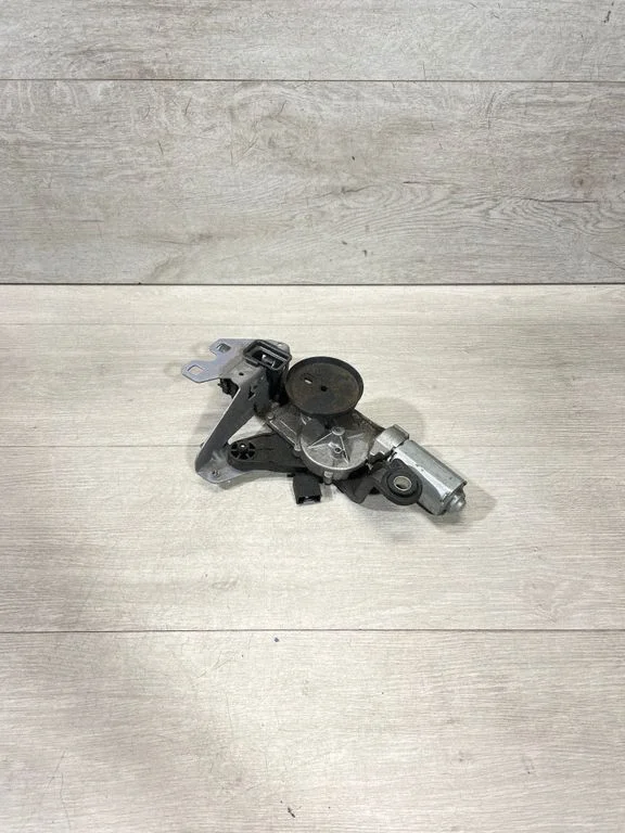 Aizmugurējā stikla tīrītāja motoriņš 7311415