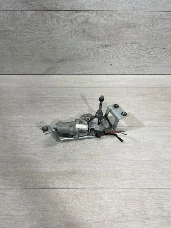 Aizmugurējā stikla tīrītāja motoriņš – BMW 1. sērija F20 F21 (2011-2019)