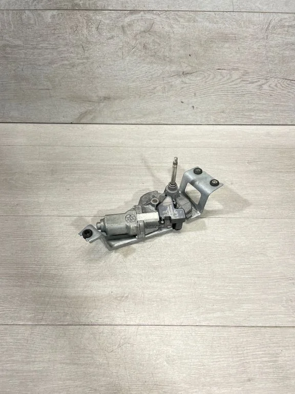 Aizmugurējā stikla tīrītāja motoriņš – BMW 1. sērija F20 F21 (2011-2019)