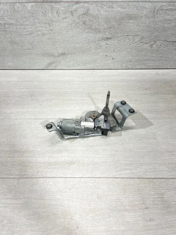 Aizmugurējā stikla tīrītāja motoriņš – BMW 1. sērija F20 F21 (2011-2019)