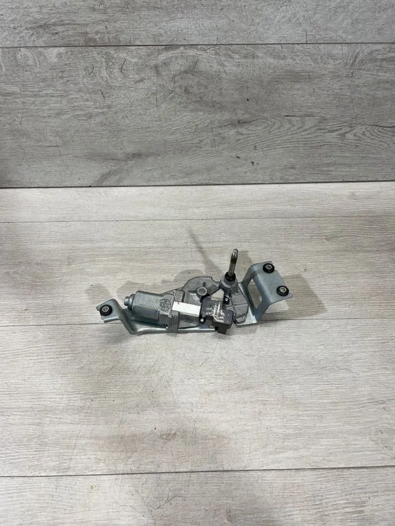 Aizmugurējā stikla tīrītāja motoriņš – BMW 1. sērija F20 F21 (2011-2019)