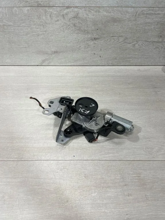 Aizmugurējā stikla tīrītāja motoriņš 7311415