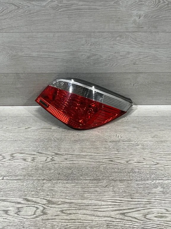 Lampa tylna w błotniku – BMW Seria 5 E60 E61 (2004-2010)