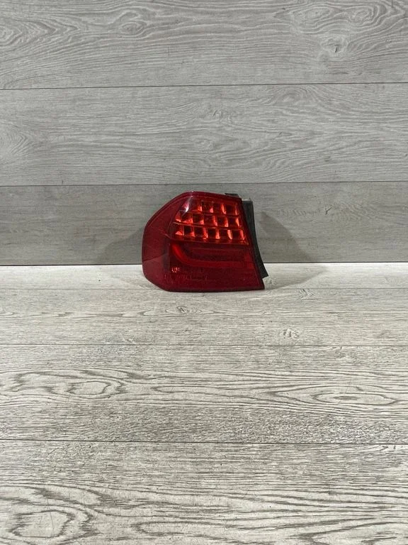 Lampa tylna w błotniku – BMW Seria 3 E90 E91 (2005-2012)