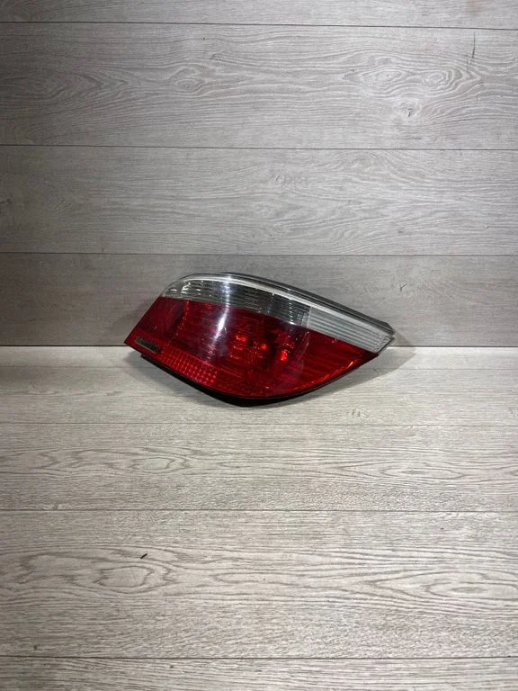 Lampa tylna w błotniku – BMW Seria 5 E60 E61 (2004-2010)
