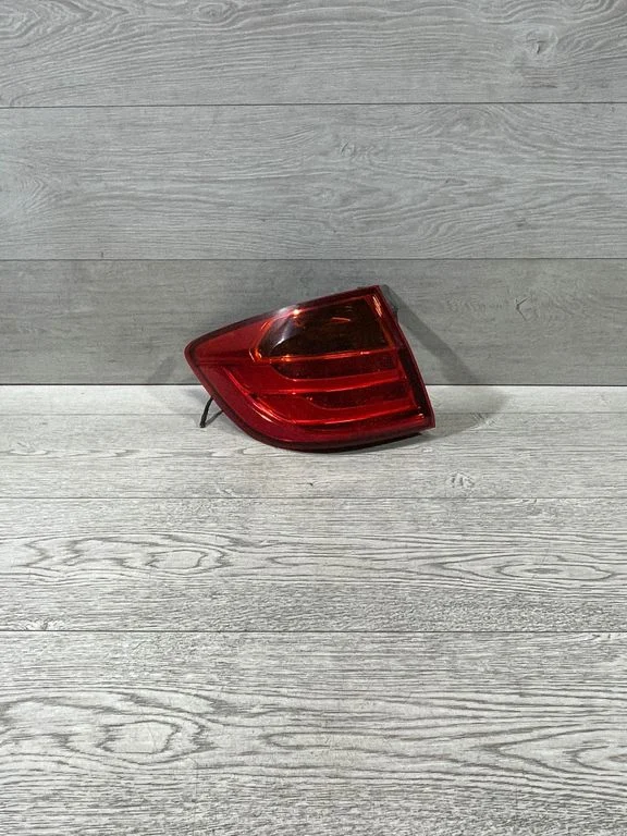 Aizmugurējais lukturis virsbūvē – BMW 3. sērija F30 F35 F31 (2012-2018)