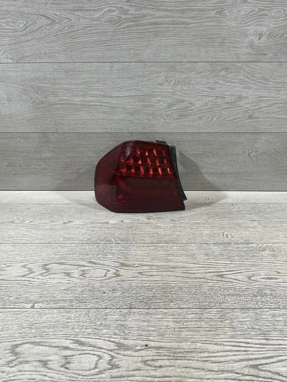 Lampa tylna w błotniku – BMW Seria 3 E90 E91 (2005-2012)