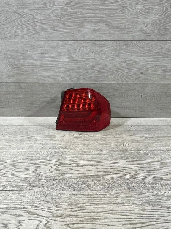Lampa tylna w błotniku – BMW Seria 3 E90 E91 (2005-2012)
